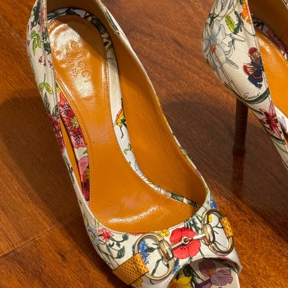 Gucci Satin Flora Peep Toe Horsebit Pumps - Picture 4 of 6